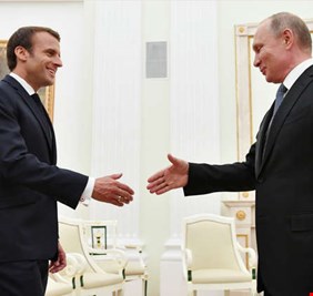 بوتين يبحث مع ماكرون تسوية الأزمة السورية