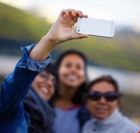 معصم السيلفي يهدد مدمني التقاط الصور!