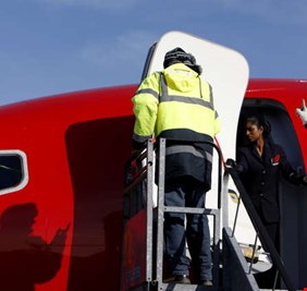 طائرة نرويجية عالقة في إيران بسبب العقوبات الأمريكية