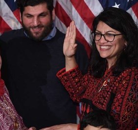 مرتدية الزي الفلسطيني.. نائبة أمريكية تتوعد بإقالة ترامب والأخير يرد