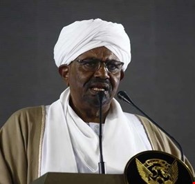 البشير لمطالبيه بالتنحي: استعدوا لانتخابات 2020