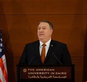 بومبيو يخرج عن العرف الدبلوماسي في القاهرة ويوجه نقدا لاذعا لأوباما