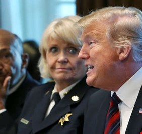 ترامب يتعهد بعدم إعلان حالة الطوارئ في الوقت الحالي