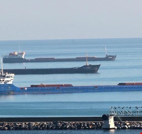 موقع عراقي يكشف اكبر عملية تهريب للنفط في خور الزبير من قبل شركة نفط كردية !