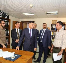 وزير الاتصالات يمنح مخصصات خطورة لموظفي مقر الوزارة