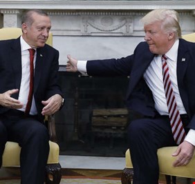 بعد تهديده بتدمير تركيا اقتصاديا.. ترامب يبحث مع أردوغان إقامة منطقة عازلة شمال سوريا