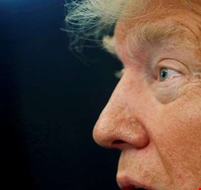 الأطباء قلقون على صحة ترامب بعد ظهور ضمادات لاصقة ملطخة بالدم على يده