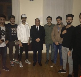 سفير عراقي يدخل السجن ويضرب عن الطعام تضامنا مع طلاب عراقيين