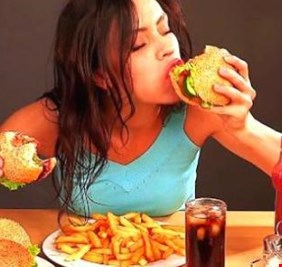 أنت تقتل نفسك.. تعرف على مخاطر الأكل السريع