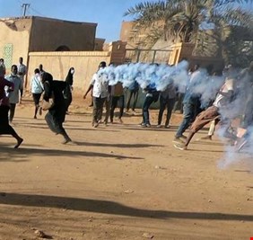 الشرطة السودانية تفرق المتظاهرين في الخرطوم وأم درمان