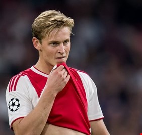 دي يونج يحسم الصراع بين برشلونة وسان جيرمان