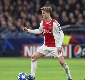 رسميا.. برشلونة يخطف الموهبة الهولندية دي يونغ