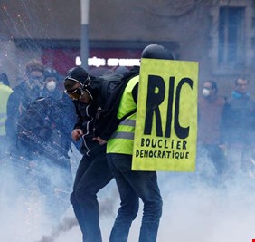 الشرطة الفرنسية تستخدم الغاز المسيل للدموع ضد المشاركين في 