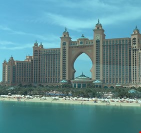 القضاء الإماراتي يحقق في تهمة اعتداء ممثلة مصرية شهيرة على قاصر