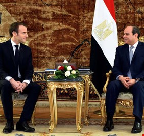ماكرون يمتنع عن بحث صفقات أسلحة جديدة مع السيسي