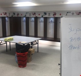 بعد خسارته أمام قطر.. منتخب اليابان يترك رسالة في غرفة تبديل الملابس