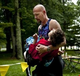 قصة تهز المشاعر: المتسابق الذي حمل ابنته المعوّقة.. وفاز !!