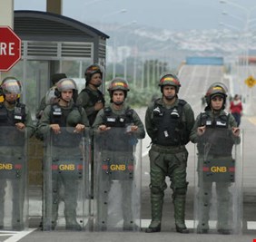 غوايديو لا يستبعد الموافقة على تدخل عسكري أمريكي في فنزويلا للإطاحة بمادورو