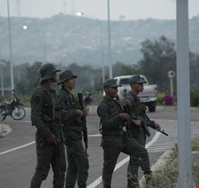 مادورو ينشر قوات خاصة عند الحدود مع كولومبيا