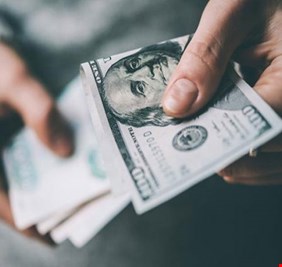 في ظل انخفاض أسعار النفط.. هل ستلجأ الحكومة للاقتراض الخارجي مجددا؟