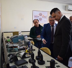 وزير الاتصالات يتفقد شركة السلام العامة ويوعد بأنشاء مصنع للمعدات الفنية