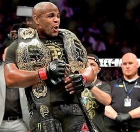 بطل العالم للفنون القتالية يتعرض لإصابة والسبب غاية في الغرابة