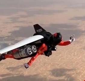 شيخ يخطف الأنفاس بالقفز من الطائرة !!