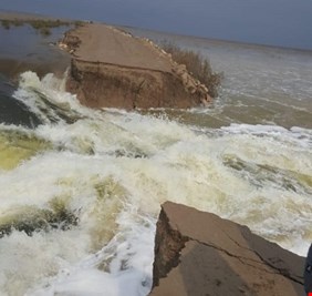 بالفيديو : الوقائع على الأرض تكذب ادعاء وزارة الموارد المائية بأن لا صحة لإنهيار سدود هور الحويزة ..