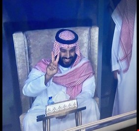 بالفيديو : إبن محمد بن سلمان نزل للملعب بمباراة الهلال وجيب إبن أبوه اللي يگدر يطلعه من الساحة ..!!!