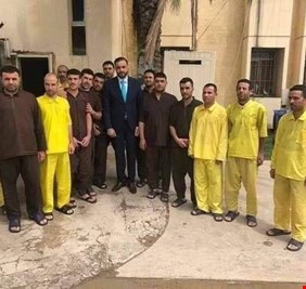 النائب محمد الكربولي يلتقط صورة تذكارية مع ارهابيين محكومين 4 ارهاب !