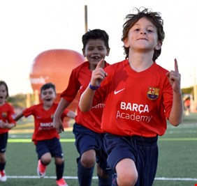 ظهور شبيه ميسي في أكاديمية برشلونة.. فهل يسير على درب ليونيل؟