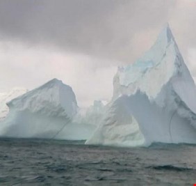 الأكبر منذ 100 عام .. تصدع جليدي قد يغيّر خريطة العالم