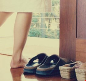 لمن يدخل البيوت بحذائه و يظن أنها عادة حضارية متقدمة