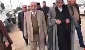بالفيديو : اهالي الكوفة يستقبلون أحد قادة البعث المدحور بالأحضان والعناق والهوسات وتقبيل اليد !