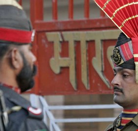 إسلام آباد تدعو لتغليب العقل والهند تعلن إسقاط طائرة باكستانية