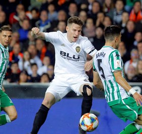 فالنسيا يتخطى بيتيس ويضرب موعدا مع برشلونة في نهائي الكأس