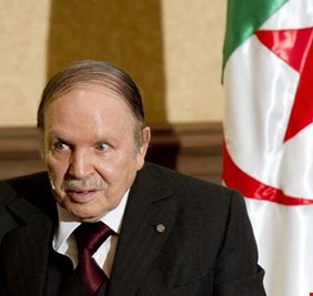 بوتفليقة يقدم ملف ترشحه للرئاسة ويعد بتنظيم انتخابات مبكرة في حال فوزه