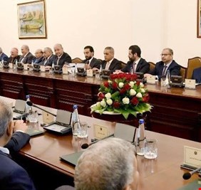 فضح محللين سياسيين يلتقون مسؤولين كبار لـ”هدف خبيث”