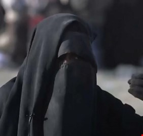 أم نوح وهي خارجة من الباغوز  نحو العراق: سنربي اولادنا على الانتماء لداعش !
