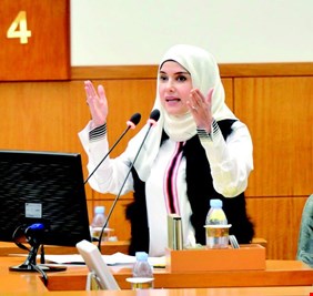 وزيرة كويتية تعلن اكتشاف 400 حالة زواج ”رجل برجل“