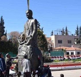 مواطنون سوريون يحتجون على نصب تمثال للرئيس حافظ الأسد في درعا: سنسقط هذا التمثال كما اسقطناه قبل 8 سنوات !