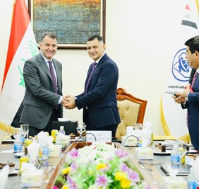 في خطوة مهمة نحو التحول لحكومة الكترونية وزير الاتصالات يتسلم مفتاح مشروع (التوقيع الالكتروني )