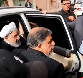 من هم الذين رافقوا الرئيس الايراني بالدخول الى منزل السيد السيستاني ؟