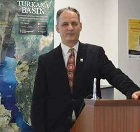 وزير الثقافة يوجه اتهاماً لمتحف اللوفر ويكشف عن مجاميع متخصصة بسرقة اهم   القطع الاثرية منذ 1991