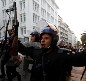 الشرطة الجزائرية: اعتقال 75 محتجا وإصابة 11 شرطيا في العاصمة