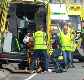 ايها العراقيون إفخروا بإبنكم هذا .. مواطن عراقي يضرب مثالاً عظيماً بالتضحية في مواجهة سفاح نيوزلندا