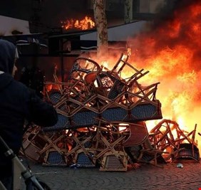 السترات الصفراء تشعل جادة الشانزيليزيه في باريس