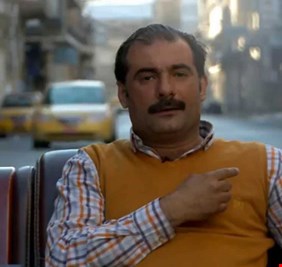 سنان العزاوي.. الفنان حين يتحول إلى مهـــرج ومحــرض و