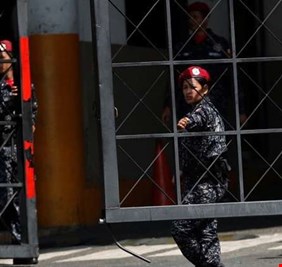 فنزويلا تعلن القبض على مساعد غوايدو مع خلايا إرهابية وأسلحة.. وواشنطن تهدد