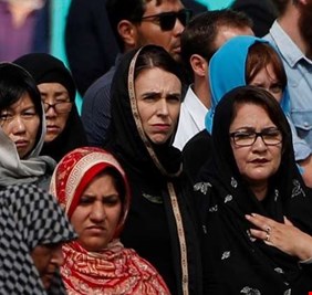 رئيسة وزراء نيوزيلندا تشارك المسلمين في تشييع ضحايا المسجدين